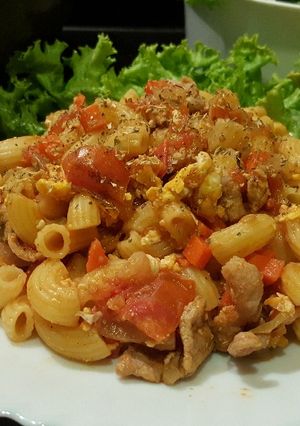 รูปของ มักกะโรนี ผัดซอสมะเขือเทศ หมูสไลด์ (ชื่อจะยาวไปไหนนิ)