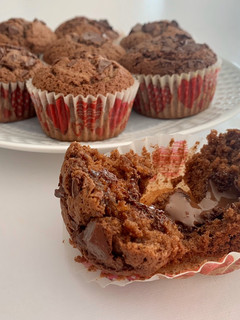 Una foto de Magdalenas con chocolate derretido