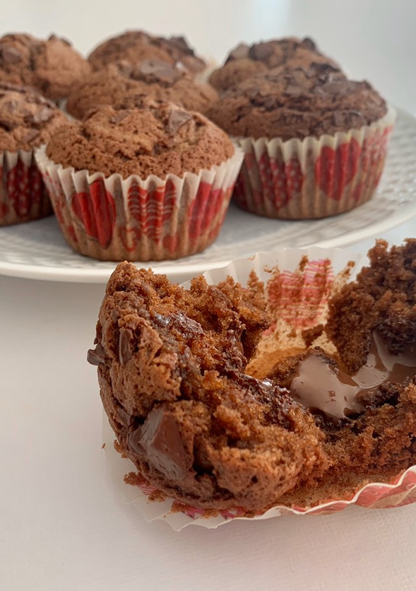 Una foto de Magdalenas con chocolate derretido