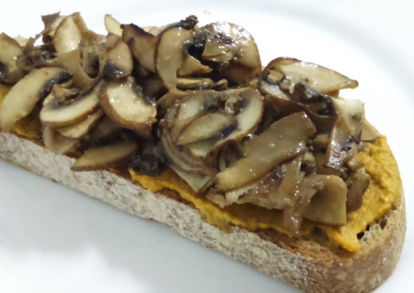 Tostada de paté de zanahorias y champiñones