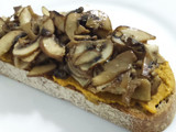 Tostada de paté de zanahorias y champiñones