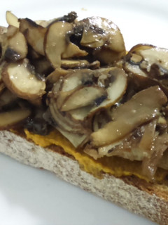Una foto de Tostada de paté de zanahorias y champiñones