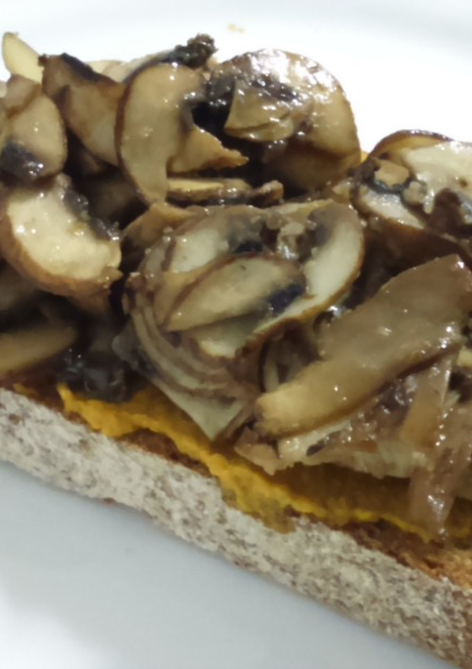 Una foto de Tostada de paté de zanahorias y champiñones