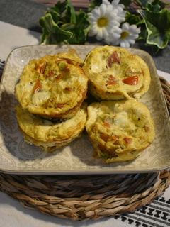 Una foto de Muffins lowcarb con cherry, aguacate y mozzarella