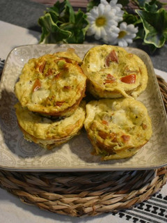 Una foto de Muffins lowcarb con cherry, aguacate y mozzarella