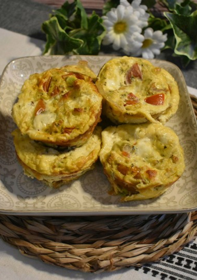 Una foto de Muffins lowcarb con cherry, aguacate y mozzarella