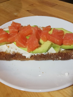 Una foto de Tostada de salmón y aguacate