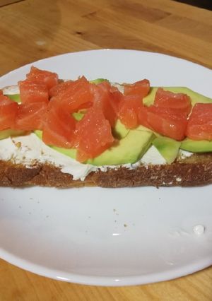 Una foto de Tostada de salmón y aguacate