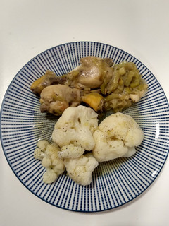 Una foto de Pollo al vino blanco con coliflor