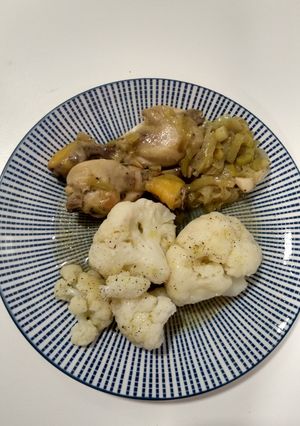 Una foto de Pollo al vino blanco con coliflor
