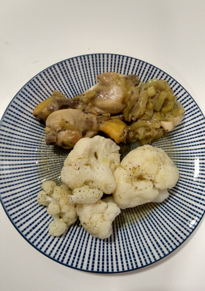 Una foto de Pollo al vino blanco con coliflor