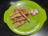 ચીઝ ચીલી ગાર્લિક પરાઠા (Cheese Chili Garlic Paratha Recipe In Gujarati)