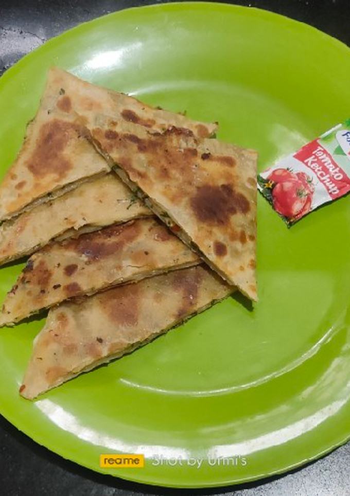 ચીઝ ચીલી ગાર્લિક પરાઠા (Cheese Chili Garlic Paratha Recipe In Gujarati) રેસીપી મુખ્ય ફોટો