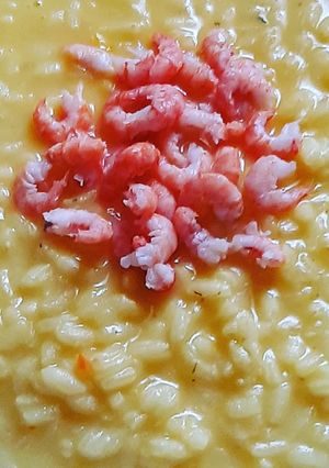 O poză a rețetei Risotto cu creveți și cu ciuperci brune.
