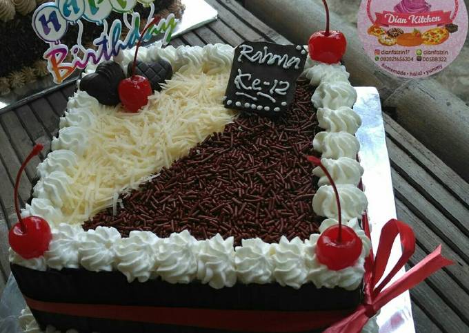 Birthday cake with Indonesian text language HBD Istriku, which means Happy  birthday my wife 8937974 Stock Photo at Vecteezy