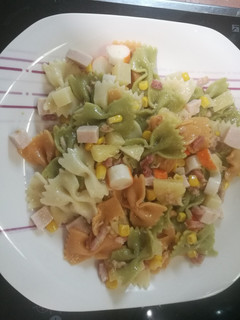 Una foto de Ensalada de pasta a mi manera!! 😋