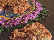 Una foto di crostata alle prugne
