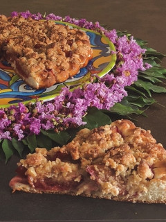 Foto di Crostata con frolla tedesca crumble di mandorle e susine