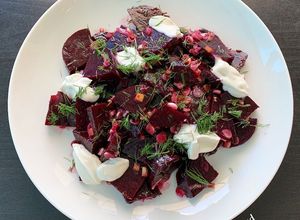 Une photo de Betterave rôties, citron confit et sauce tahini- yaourt@4PassionFood #pâques