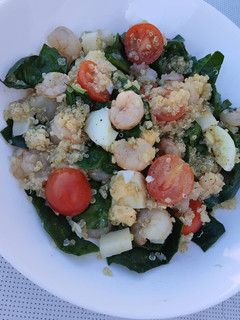 Una foto de Ensalada de quinoa y gambas
