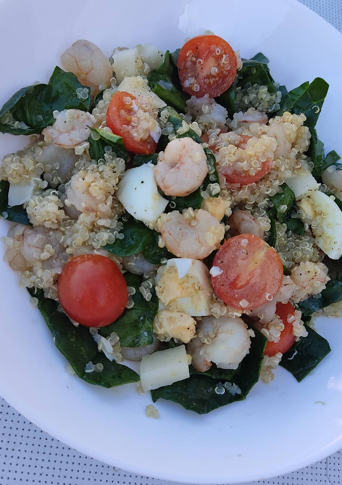 Una foto de Ensalada de quinoa y gambas