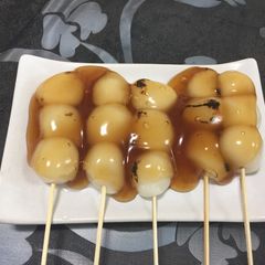 A picture of Japanese Mitarashi-Dumpling.