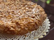 Una foto di torta al cocco