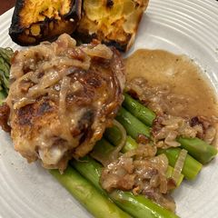 A picture of Chicken in a Bacon and White Wine Sauce.