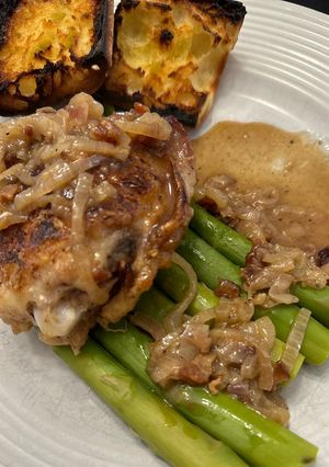 A picture of Chicken in a Bacon and White Wine Sauce.