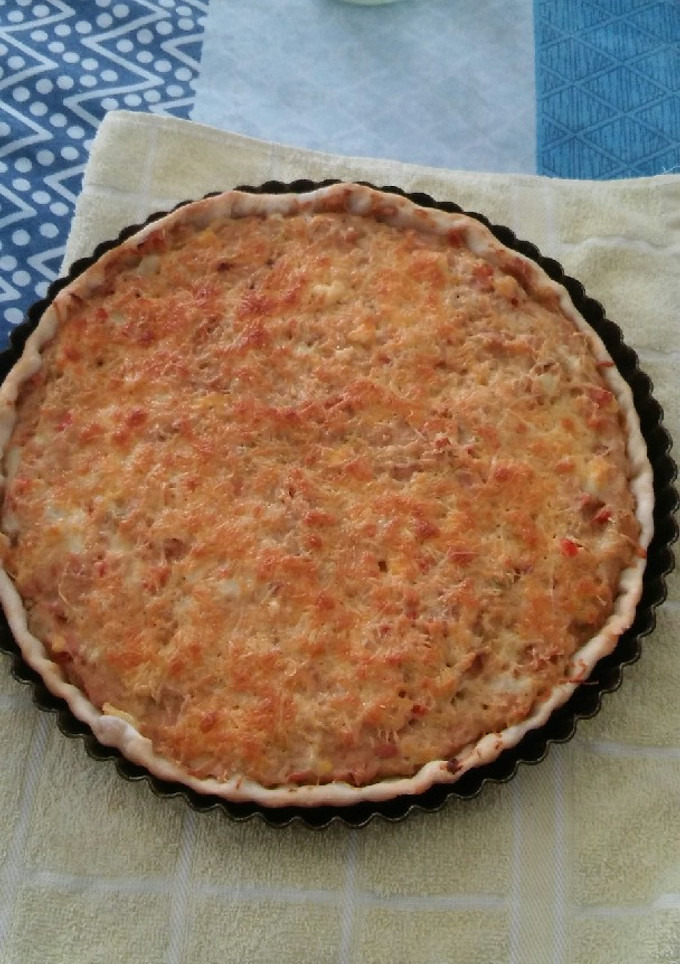Una foto de Tarta de atún con salsa blanca