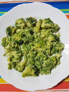 Una foto de Brócoli salteadito con huevo 🥦🥚