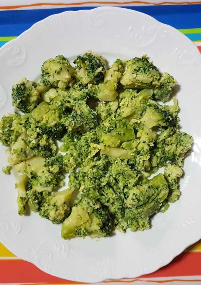 Una foto de Brócoli salteadito con huevo 🥦🥚