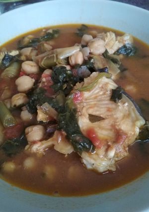 Una foto de Garbanzos con congrio y espinacas