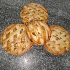 A picture of Apple pie tart.