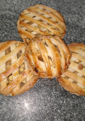 A picture of Apple pie tart.