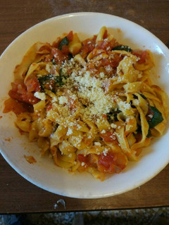 Una foto de Pasta con espinacas y tomate