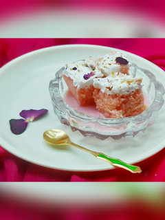 રોઝ કોકોનટ કેક (Rose Coconut Cake recipe in Gujarati) રેસીપી મુખ્ય ફોટો