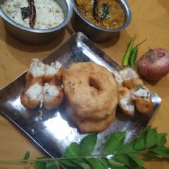 A picture of मेदू वडा.