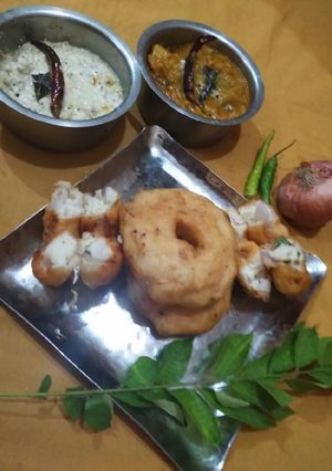 A picture of मेदू वडा.
