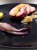 Rotolo di vitello con polpette di patata, radicchio, cipolla caramellata e frutto di mostarda