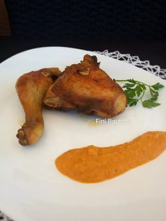 Una foto de Muslos de pollo con salsa romesco