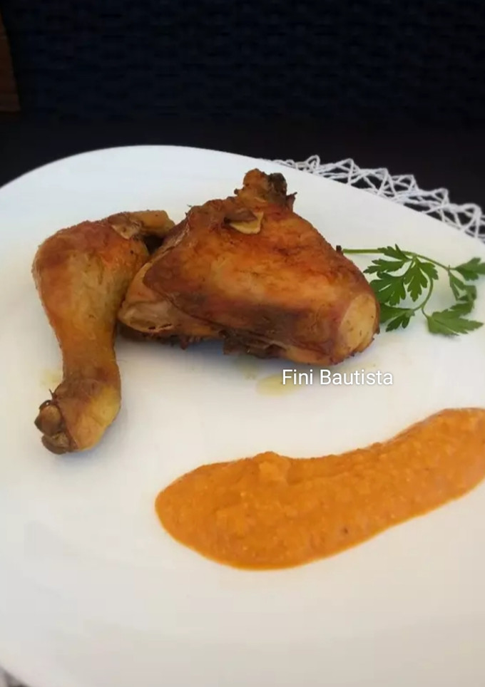 Una foto de Muslos de pollo con salsa romesco