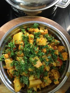 ફ્લાવર બટાકા નું શાક (Flower Bataka Shak Recipe In Gujarati) રેસીપી મુખ્ય ફોટો