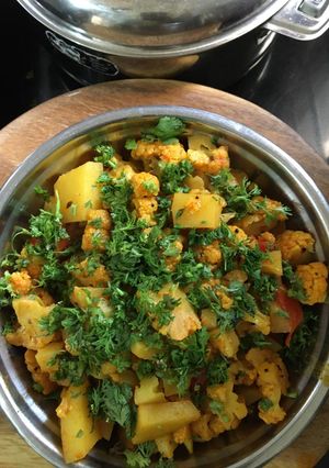 ફ્લાવર બટાકા નું શાક (Flower Bataka Shak Recipe In Gujarati) રેસીપી મુખ્ય ફોટો