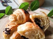 Gambar croissant coklat