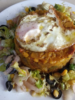 Una foto de Corona de ensalada con arroz variado