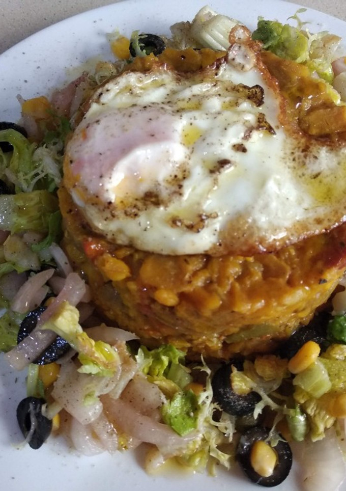 Una foto de Corona de ensalada con arroz variado