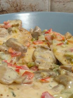 Una foto de Pollo en salsa de champiñones