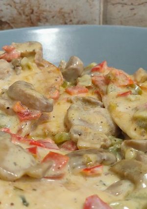 Una foto de Pollo en salsa de champiñones