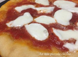 Foto di Pizza filante, soffice e croccante con mozzarella di bufala